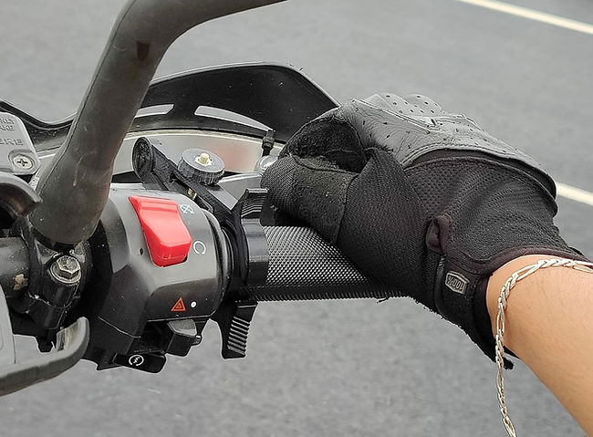 Throttle lock - MotoVibeIndia